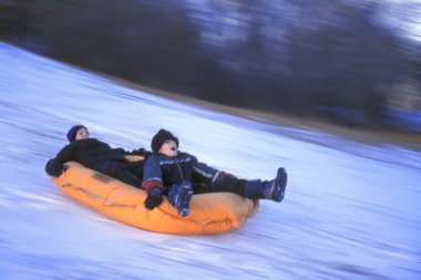 iki erkek bir Sal üzerinde