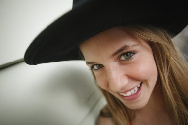 bir gülümseme ve bir şapka