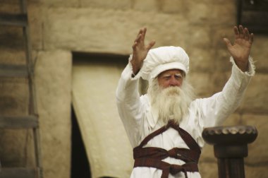 uzanmış kolları ile rahip