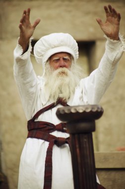 uzanmış kolları ile rahip