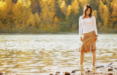 bir kadın suda yüzüyor