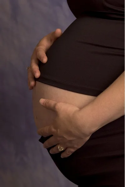 Mãe grávida sentindo a barriga — Fotografia de Stock