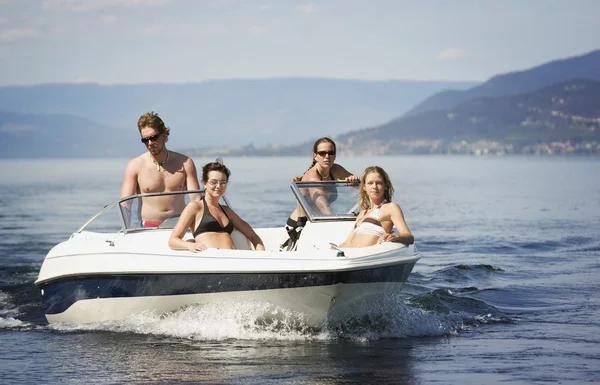 Bateau de vitesse sur l'eau — Photo