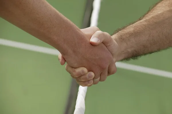 Aperto de mão antes de um jogo de tênis — Fotografia de Stock