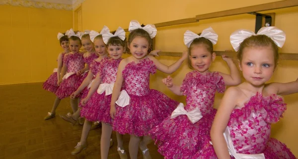 Um grupo de jovens dançarinos — Fotografia de Stock