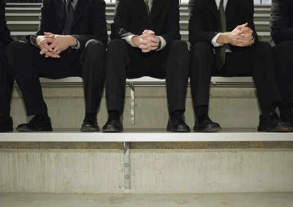 Empresarios sentados en el estadio — Foto de Stock