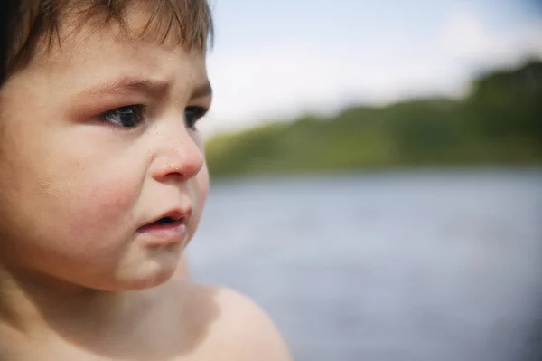 Un niño pequeño llorando — Foto de Stock