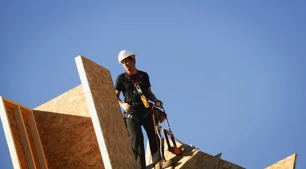 Arbeiter auf dem Dach — Stockfoto