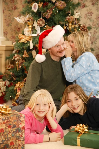 Una familia en Navidad — Foto de Stock