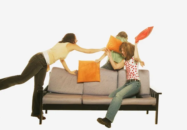 Três mulheres têm uma luta de travesseiro — Fotografia de Stock