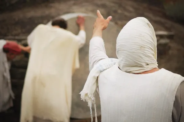 Rolling The Stone On The Tomb — Stock Photo, Image