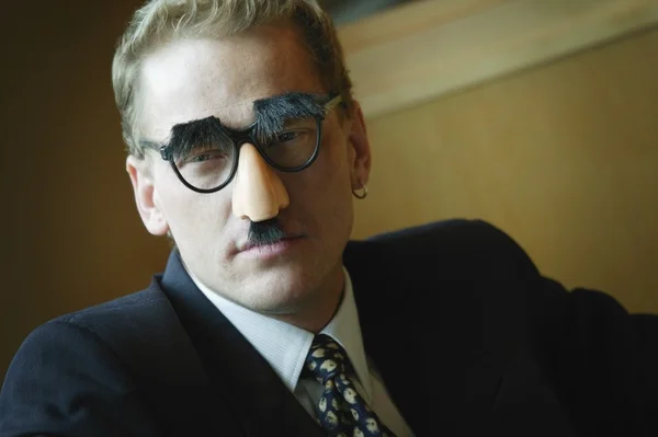 Empresário vestindo Groucho Marx Disfarce — Fotografia de Stock