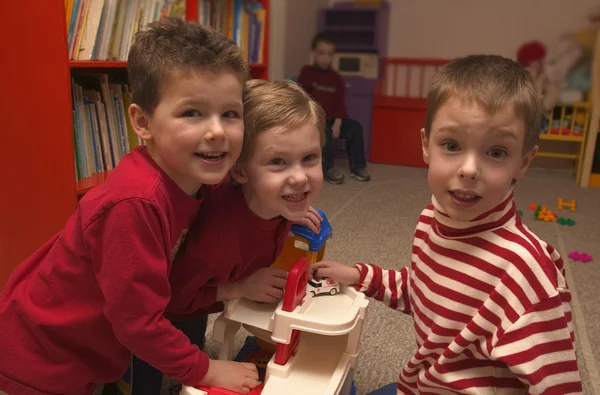 Три мальчика играют вместе в детском саду — стоковое фото