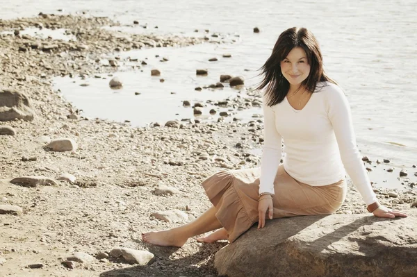 Woman Sits On The Beach — Stock Photo, Image