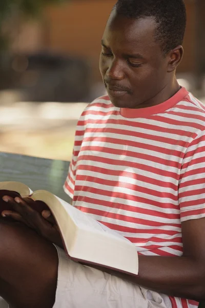 Man Reading Bible — Stock Photo, Image