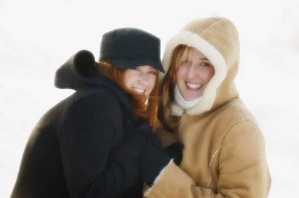 Tienermeisjes buiten in de winter — Stockfoto