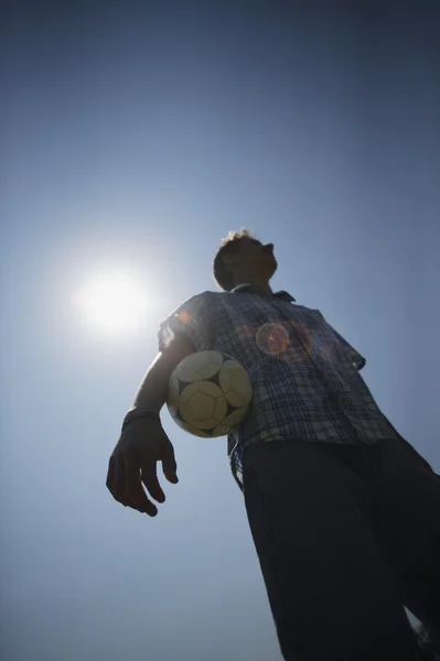 Garçon avec ballon de football — Photo