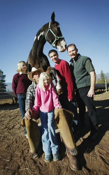 Family Poses With A Horse — Stockfoto