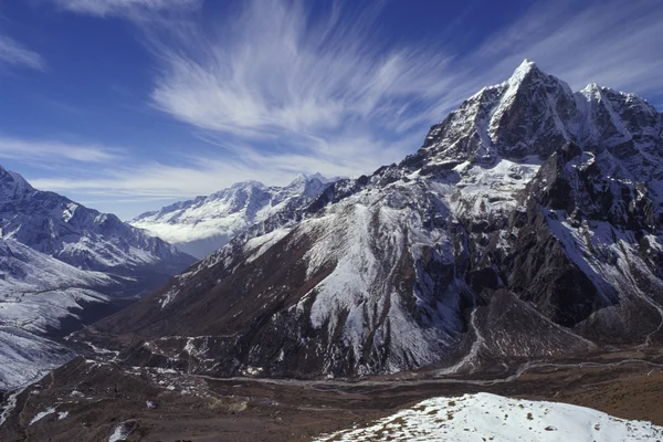 Mountain Range With Valley In Forefront — Stock Photo, Image