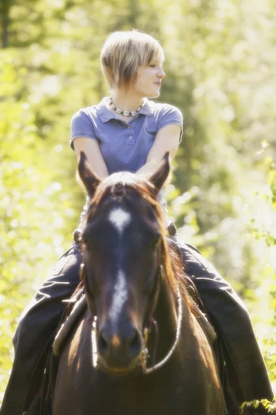 Mädchen auf einem Pferd — Stockfoto