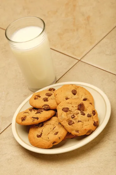 Leite e biscoitos — Fotografia de Stock