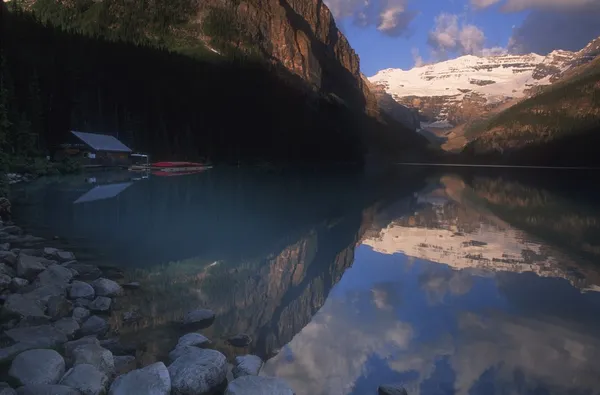 Montaña escénica y agua — Foto de Stock