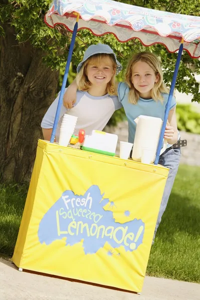 Girls "Lemonade Stand — стоковое фото