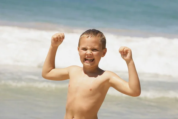 Jovem menino mostrando fora músculos — Fotografia de Stock