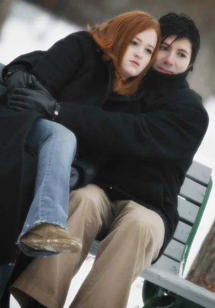 Casal sentado no banco no inverno — Fotografia de Stock