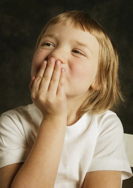 Молодая девушка с открытым ртом — стоковое фото