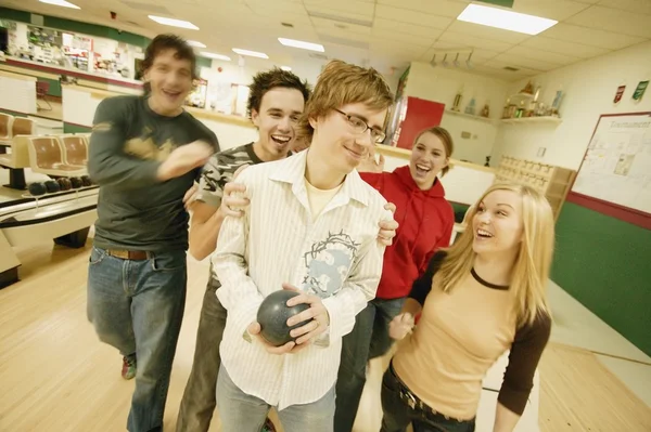 Grupo va a los bolos — Foto de Stock