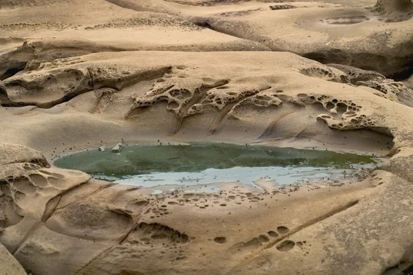 Piscina de agua en roca — Foto de Stock