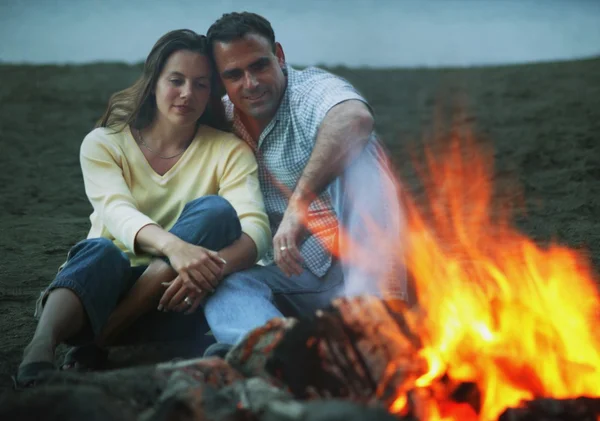 Couple Keep Warm By Campfire — Stock Photo, Image