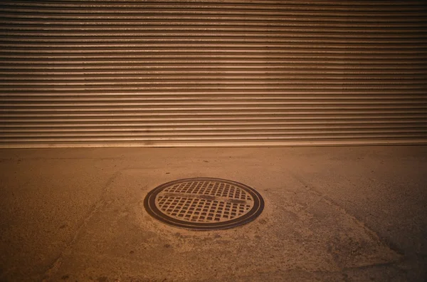 Couverture de trou d'homme sur le trottoir — Photo