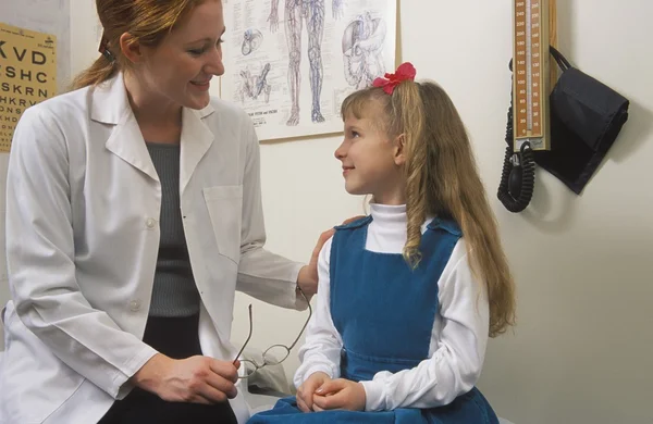 Un docteur et un enfant — Photo