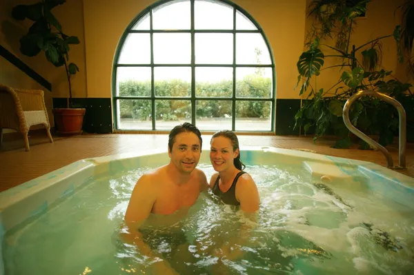 Couple heureux dans le bain à remous — Photo