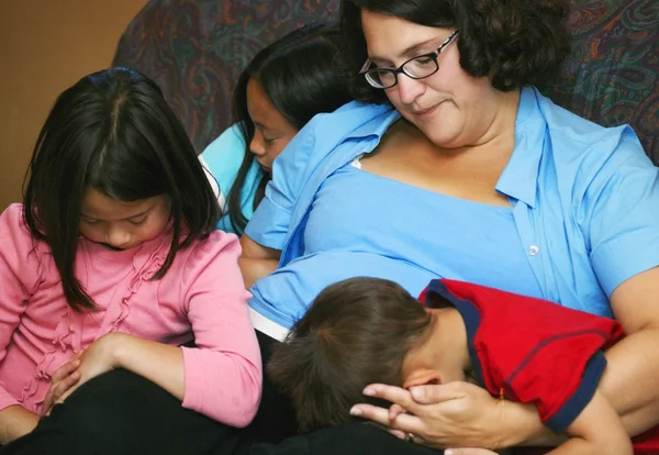 Mother And Her Children Praying Together — Stock Photo, Image