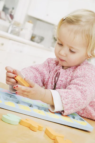 Çocuk alfabesi ile oynuyor — Stok fotoğraf