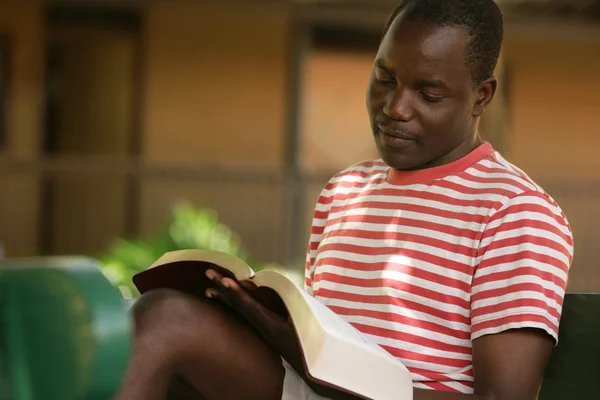 Hombre leyendo la Biblia — Foto de Stock