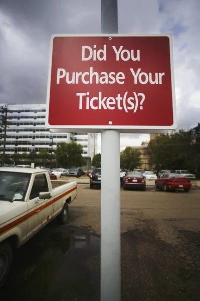 Schild auf einem Parkplatz — Stockfoto