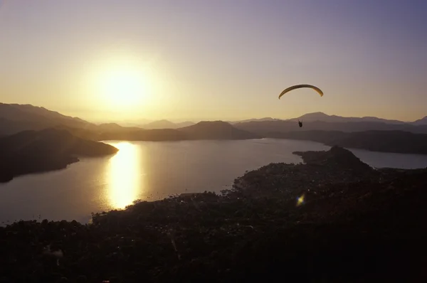 Vista panorámica del parapente sobre el lago — Foto de Stock