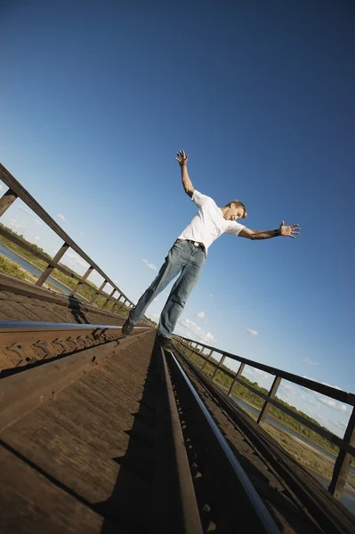 Tiener loopt op trein sporen — Stockfoto