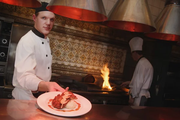 Twee chef-koks op het werk — Stockfoto