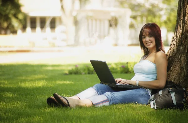 Vrouw met laptop computer — Stockfoto