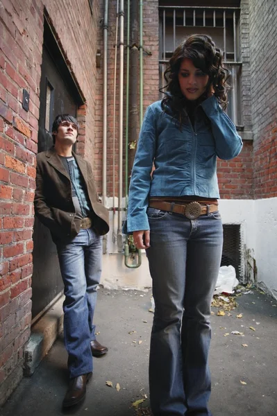 Pareja de moda en un callejón — Foto de Stock