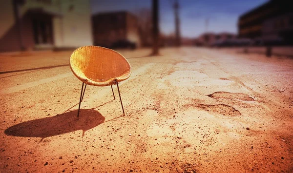 Chaise tissée vide sur la rue vide — Photo