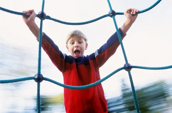 Junge auf Spielplatz unterwegs — Stockfoto