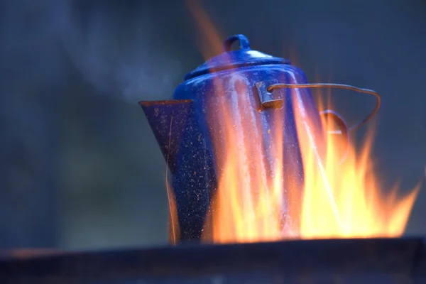 Kamp çaydanlığı ateşte — Stok fotoğraf