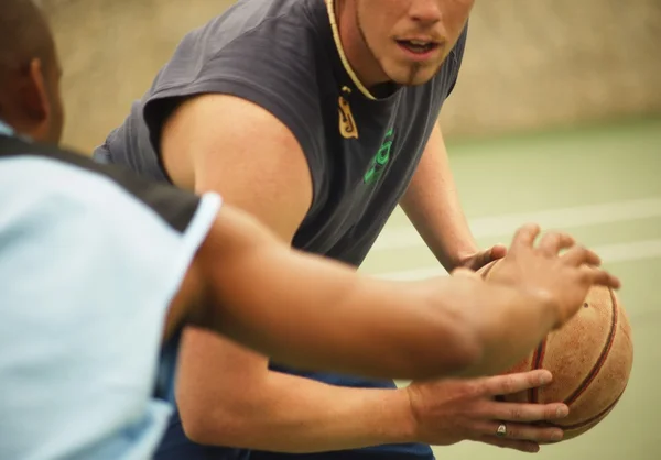 Basketball spielen — Stockfoto