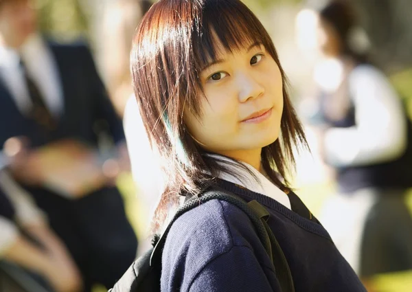 Portret van Aziatische tiener vrouwelijke student — Stockfoto